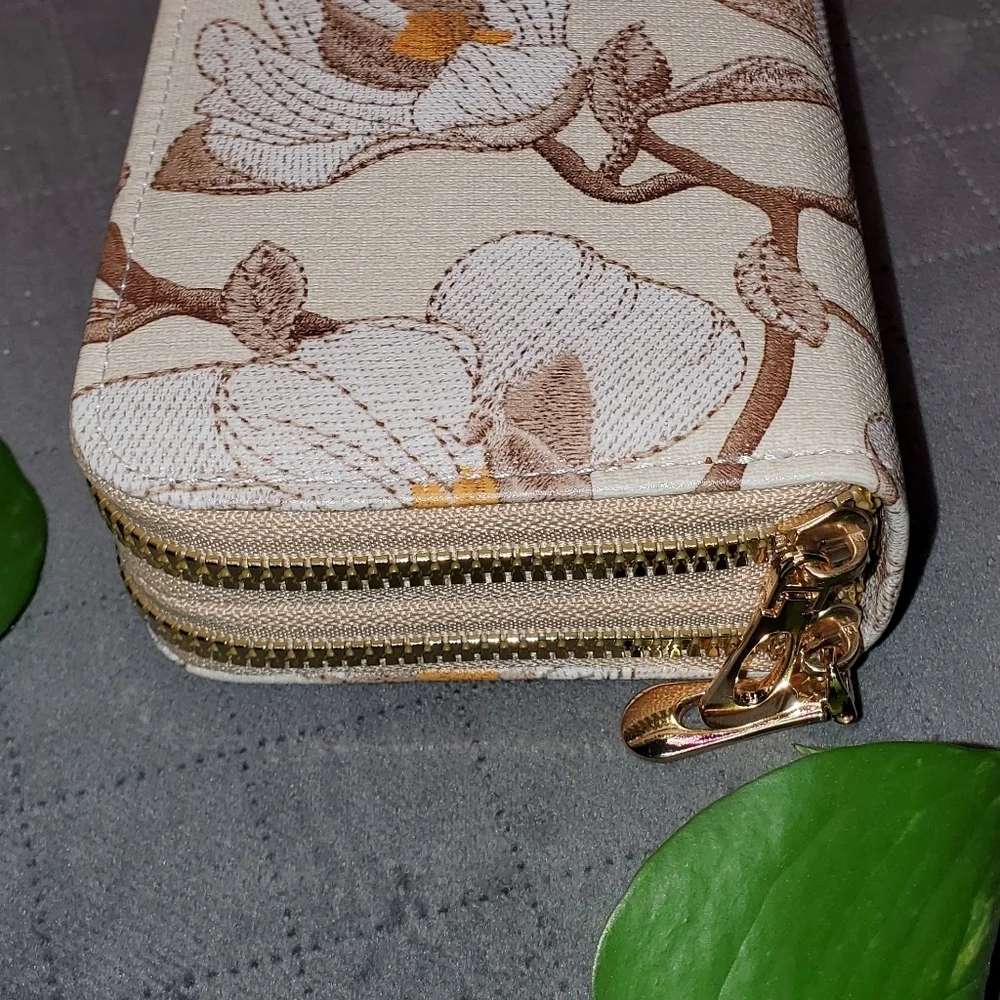 Faux Embroidered Flower Wallet 🌼 🌸 Tan Color